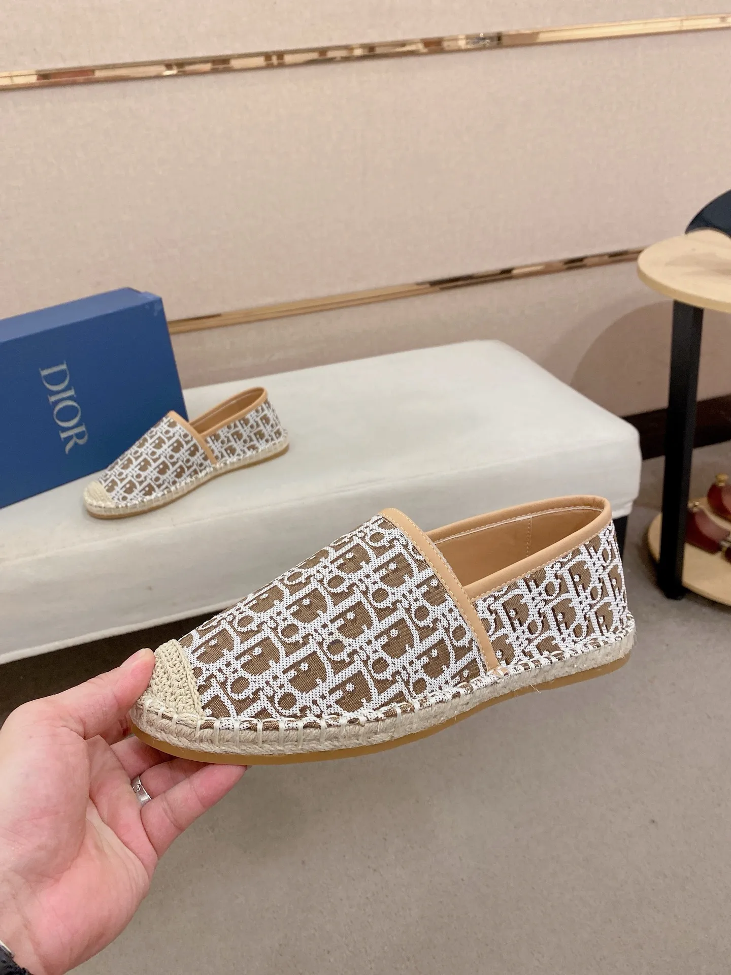 Factory price: 400💰High quality [Dior·Dior] 💫Men's latest slip-on Loaf casual shoes ✔️The original version is available at the counter simultaneously. 1:1 replica🏍️Fabrics: Italian imported fabrics, pure hand-drawn threads, raw rubber breathable and non-slip outsole, lining breathable and comfortable lambskin, 100% comfortable density, original rubber outsole wear-resistant ✔️Code number: 38-44, you deserve it, (Note: 37, 45, 46 can be customized, non-refundable and non-exchangeable)